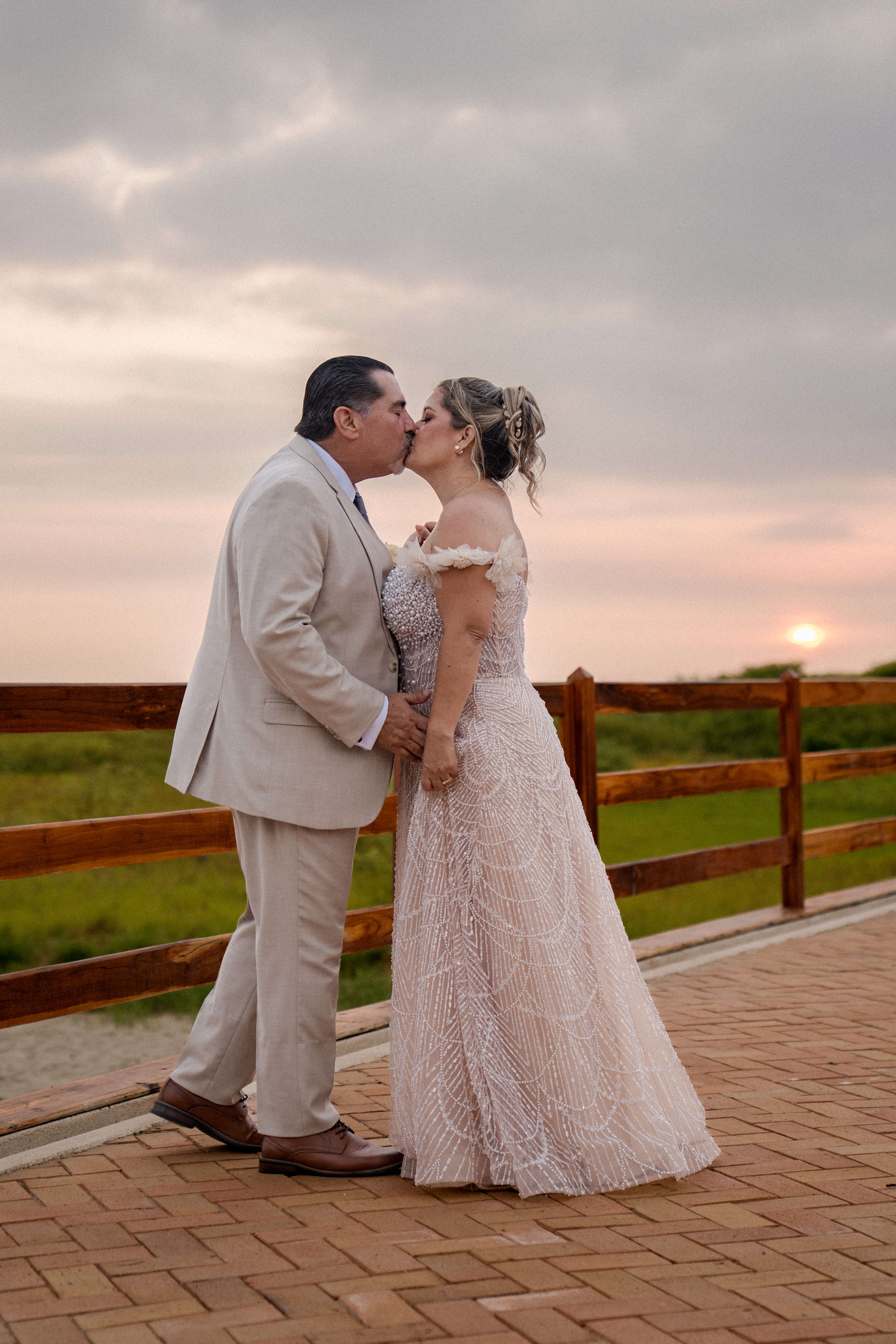 Una boda icónica y vibrante en General Villamil Playas, con un estilo romántico